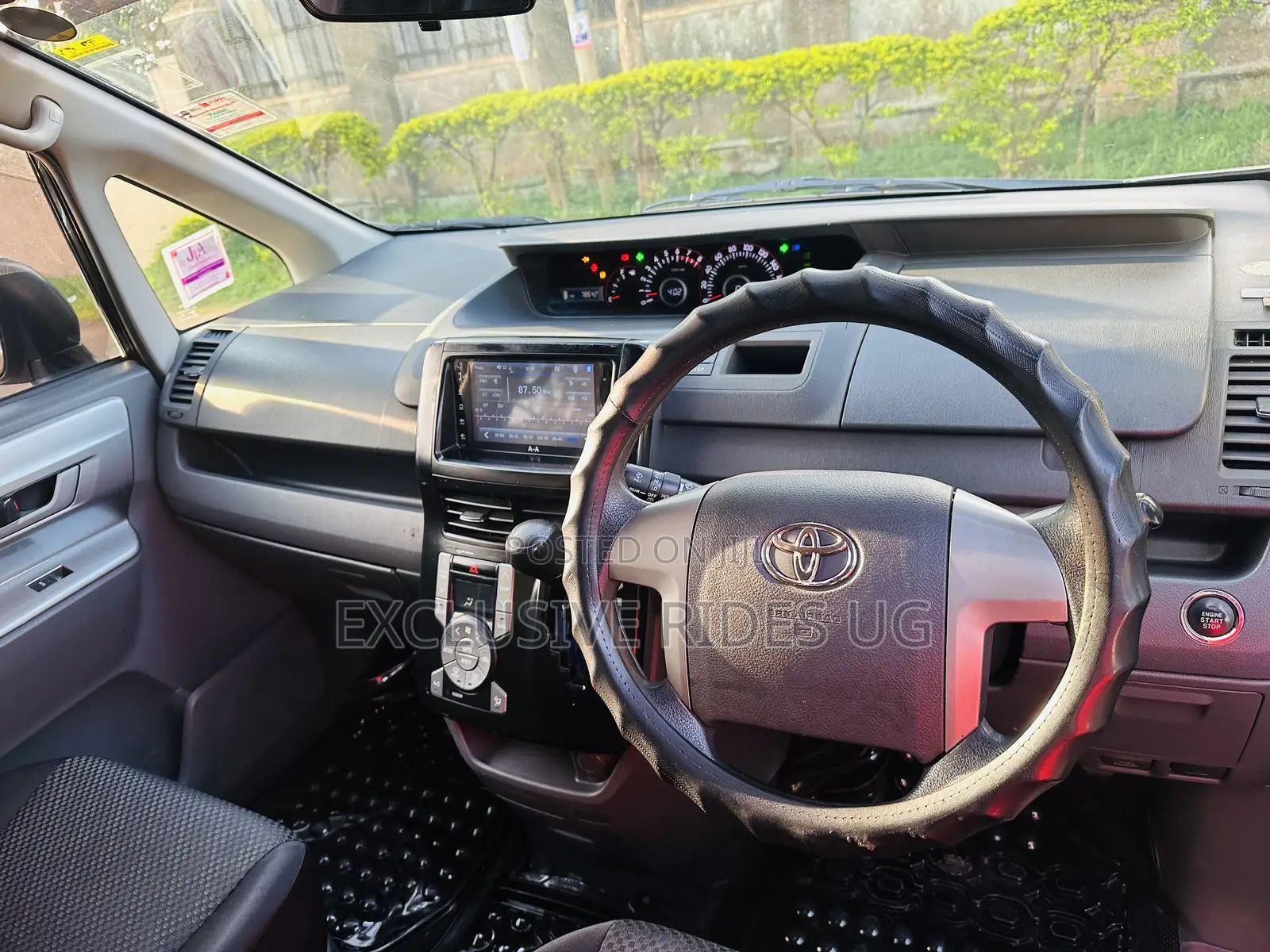 Toyota Noah 2.0 143hp AWD (7 Seater) 2009 Gray