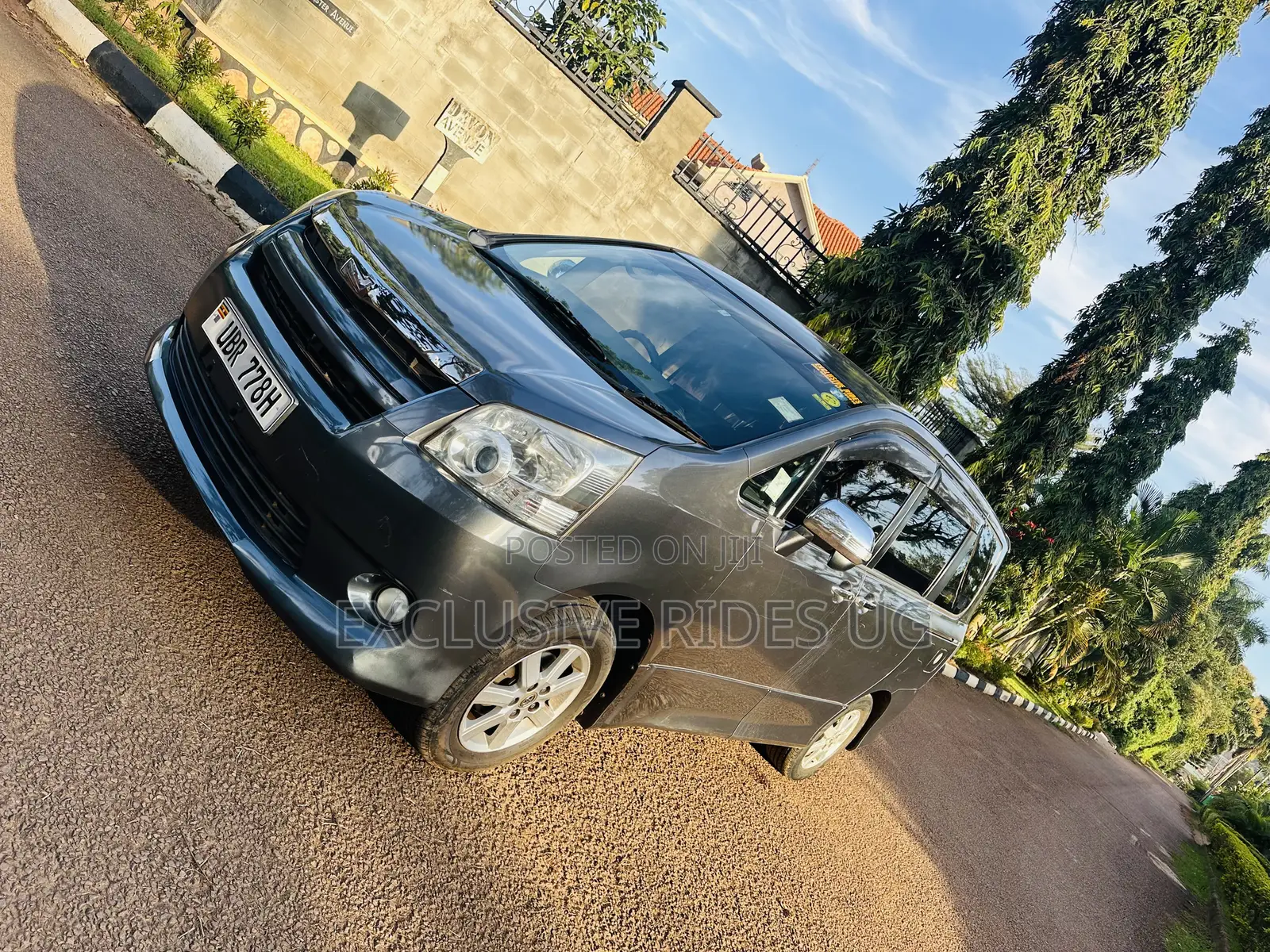 Toyota Noah 2.0 143hp AWD (7 Seater) 2009 Gray
