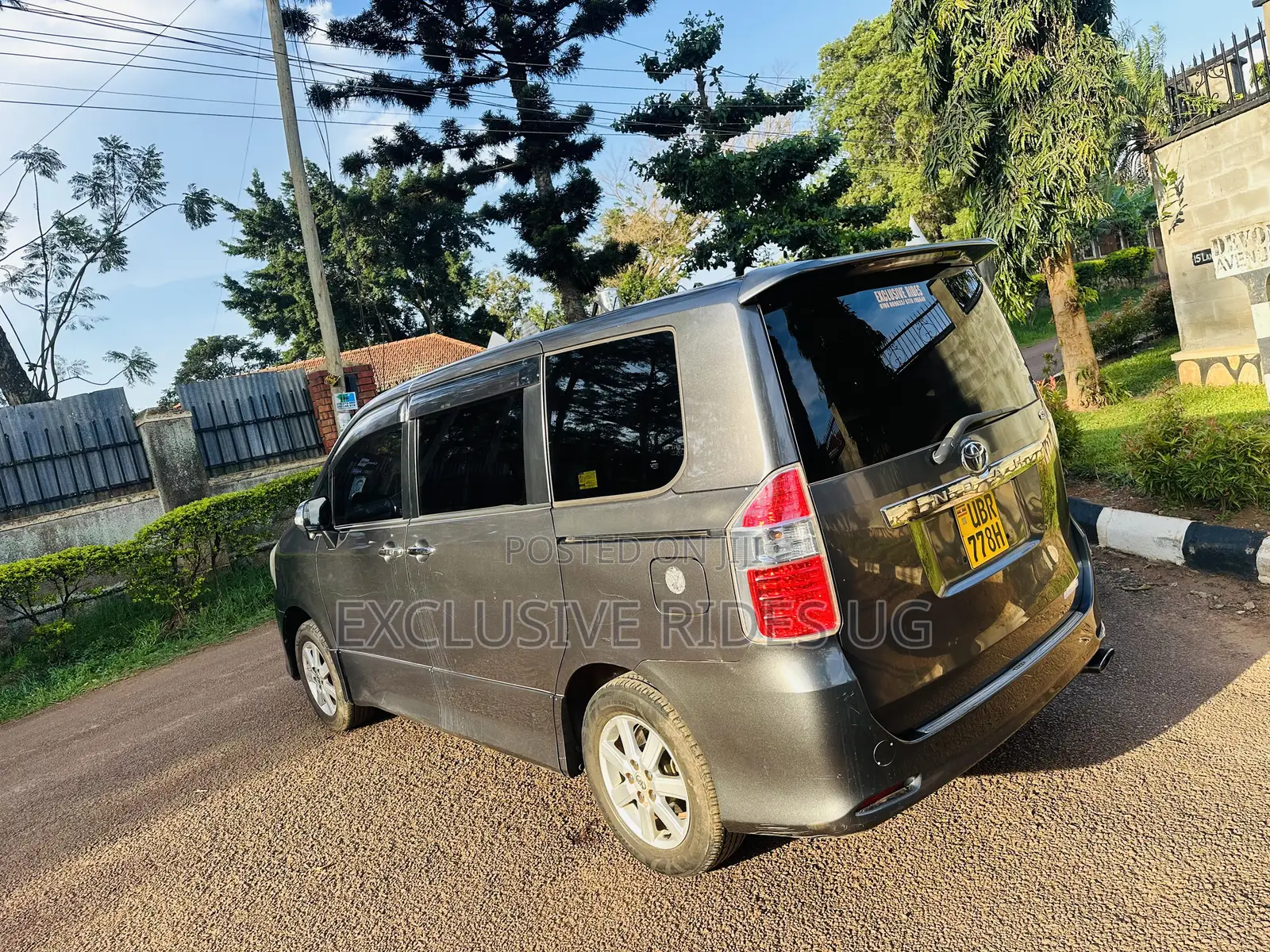 Toyota Noah 2.0 143hp AWD (7 Seater) 2009 Gray