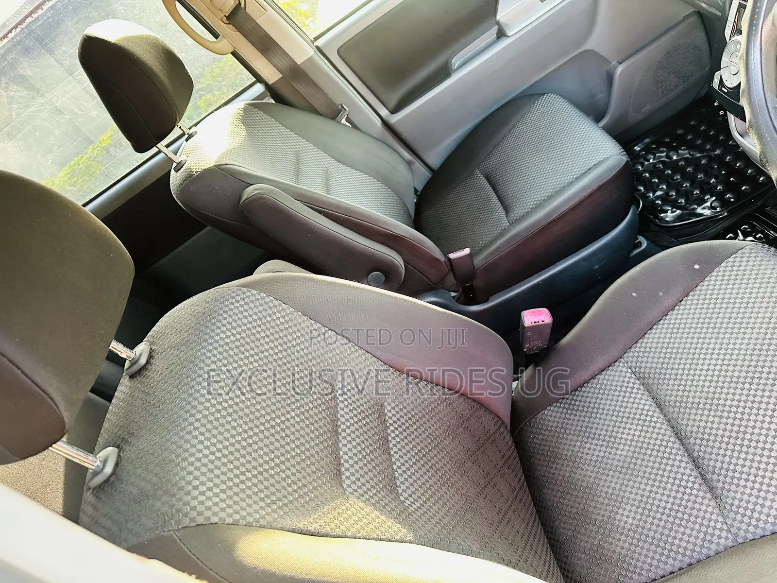 Toyota Noah 2.0 143hp AWD (7 Seater) 2009 Gray