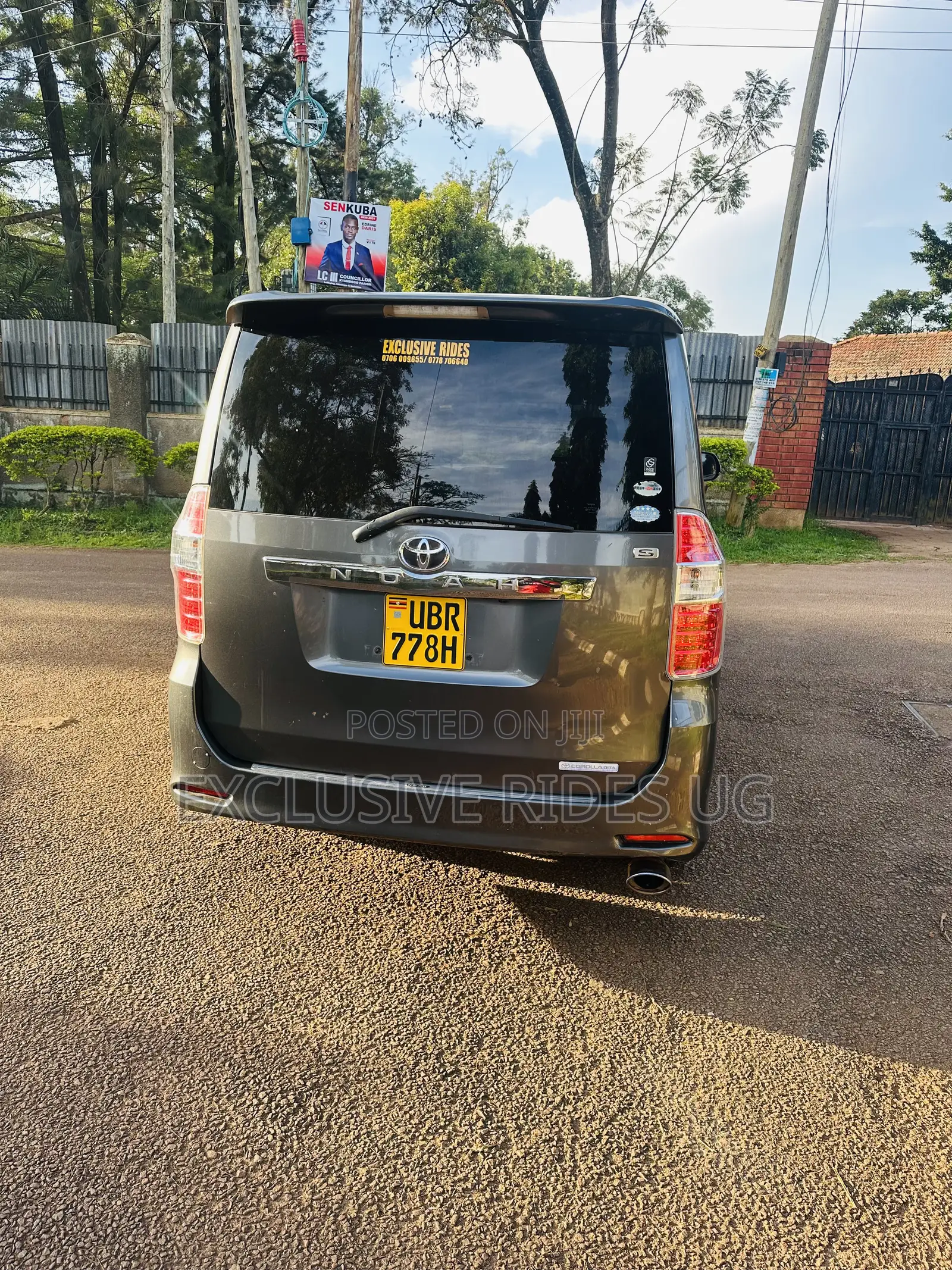 Toyota Noah 2.0 143hp AWD (7 Seater) 2009 Gray