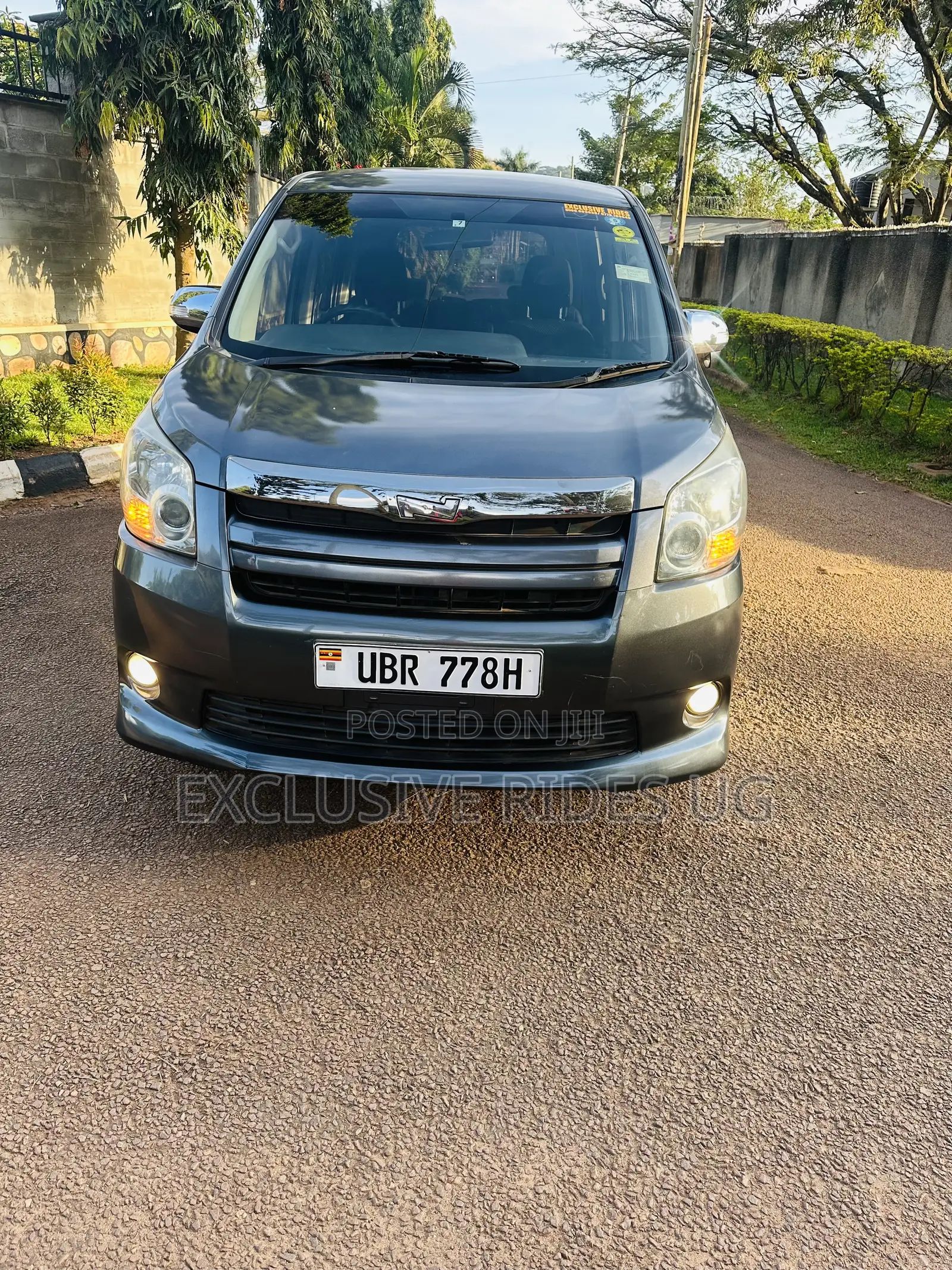 Toyota Noah 2.0 143hp AWD (7 Seater) 2009 Gray