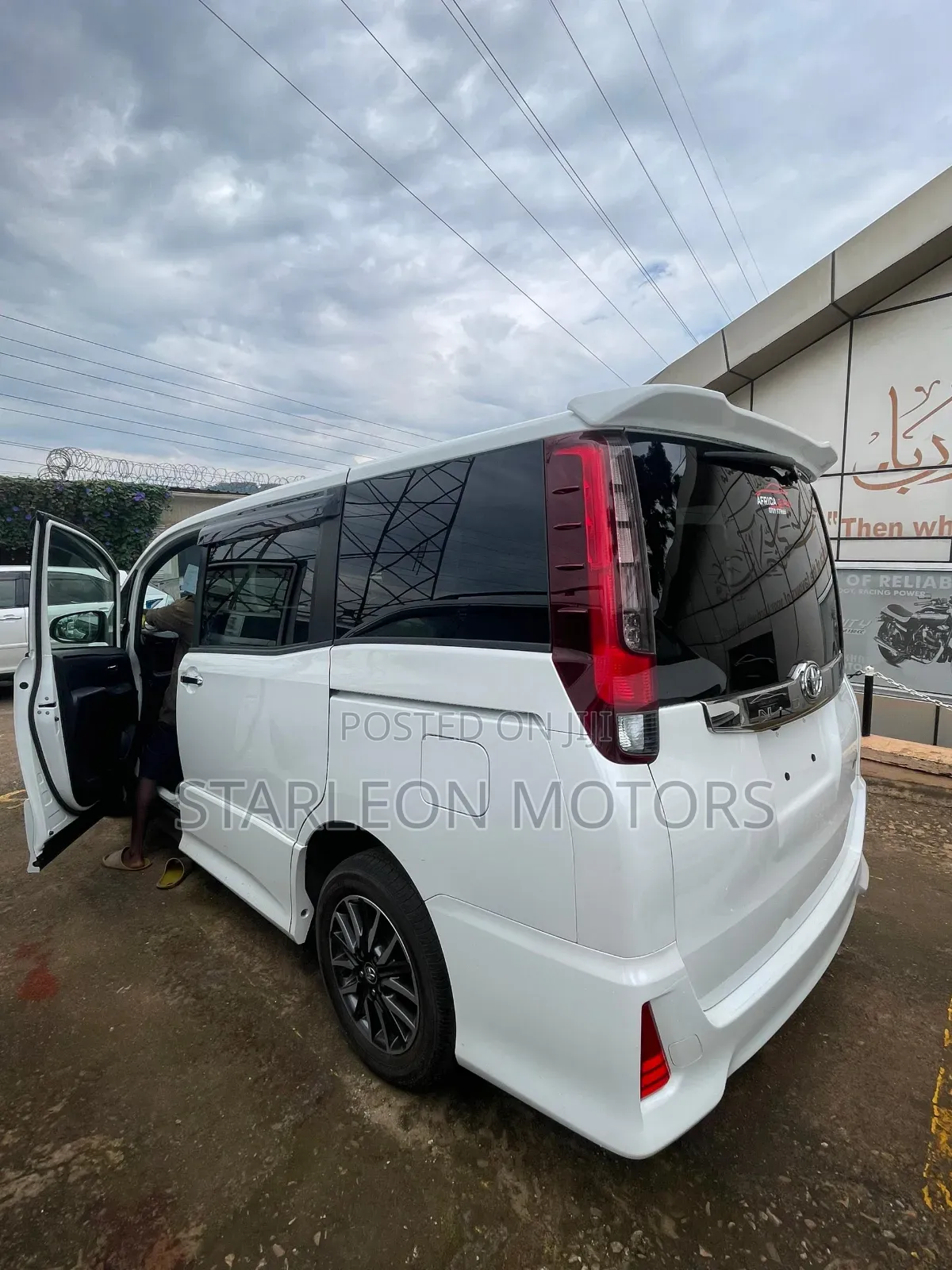 Toyota Noah 2.0 AWD (8 Seater) 2017 White