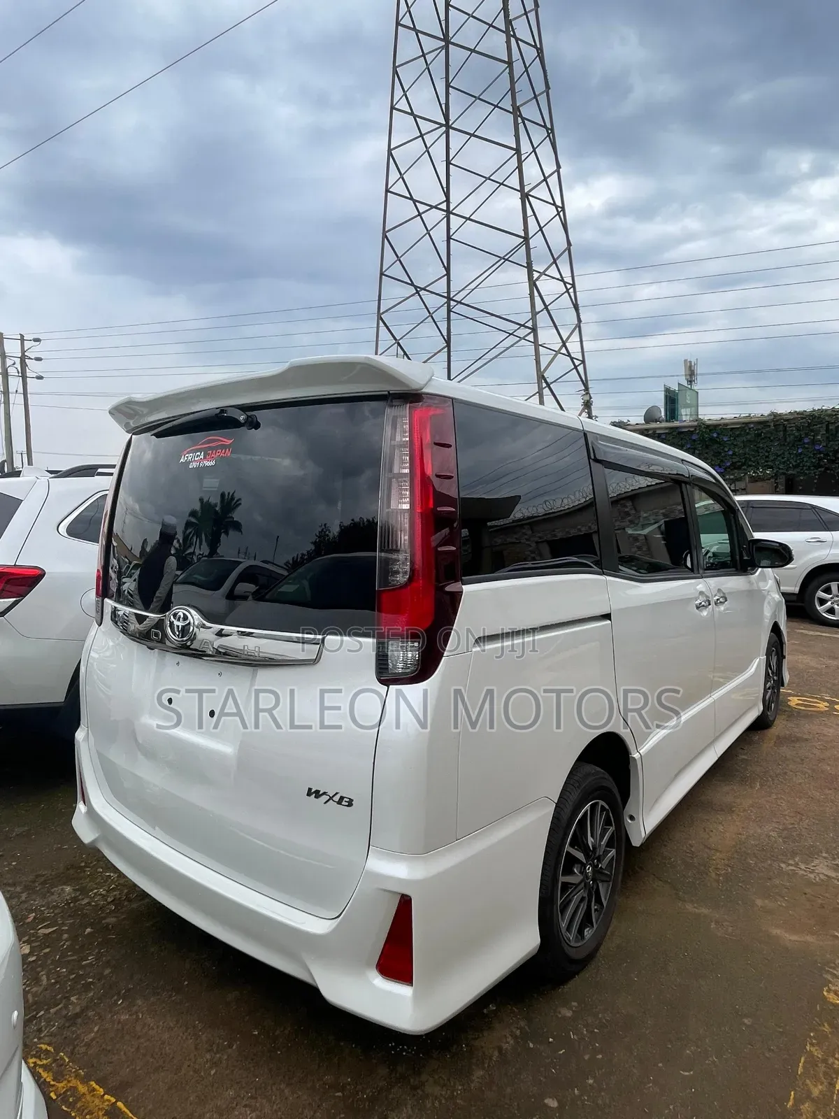 Toyota Noah 2.0 AWD (8 Seater) 2017 White