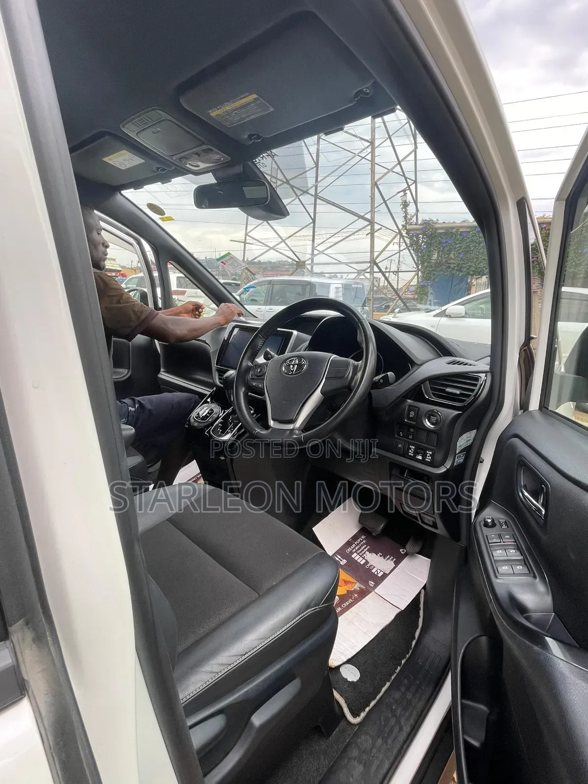 Toyota Noah 2.0 AWD (8 Seater) 2017 White