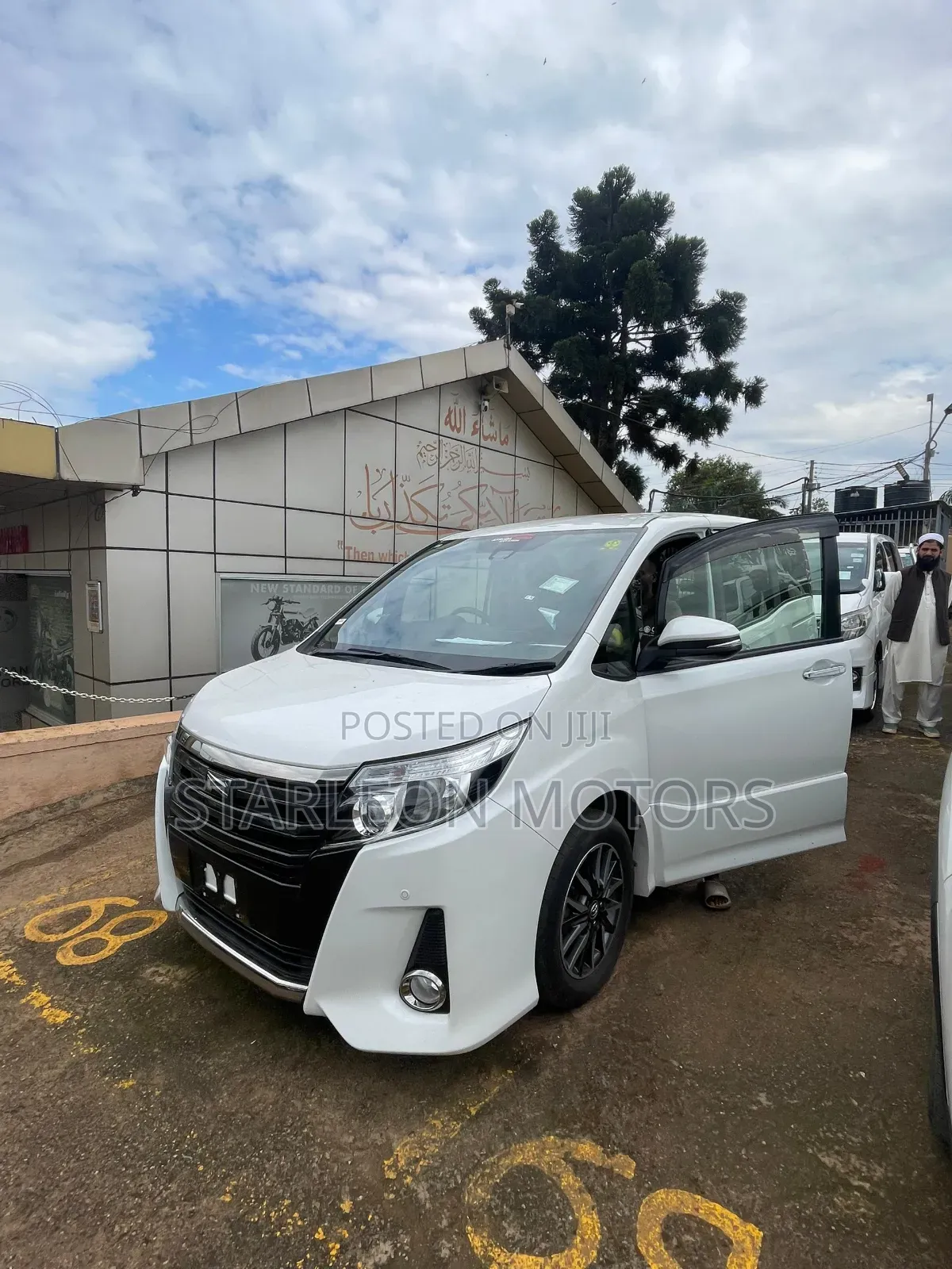 Toyota Noah 2.0 AWD (8 Seater) 2017 White