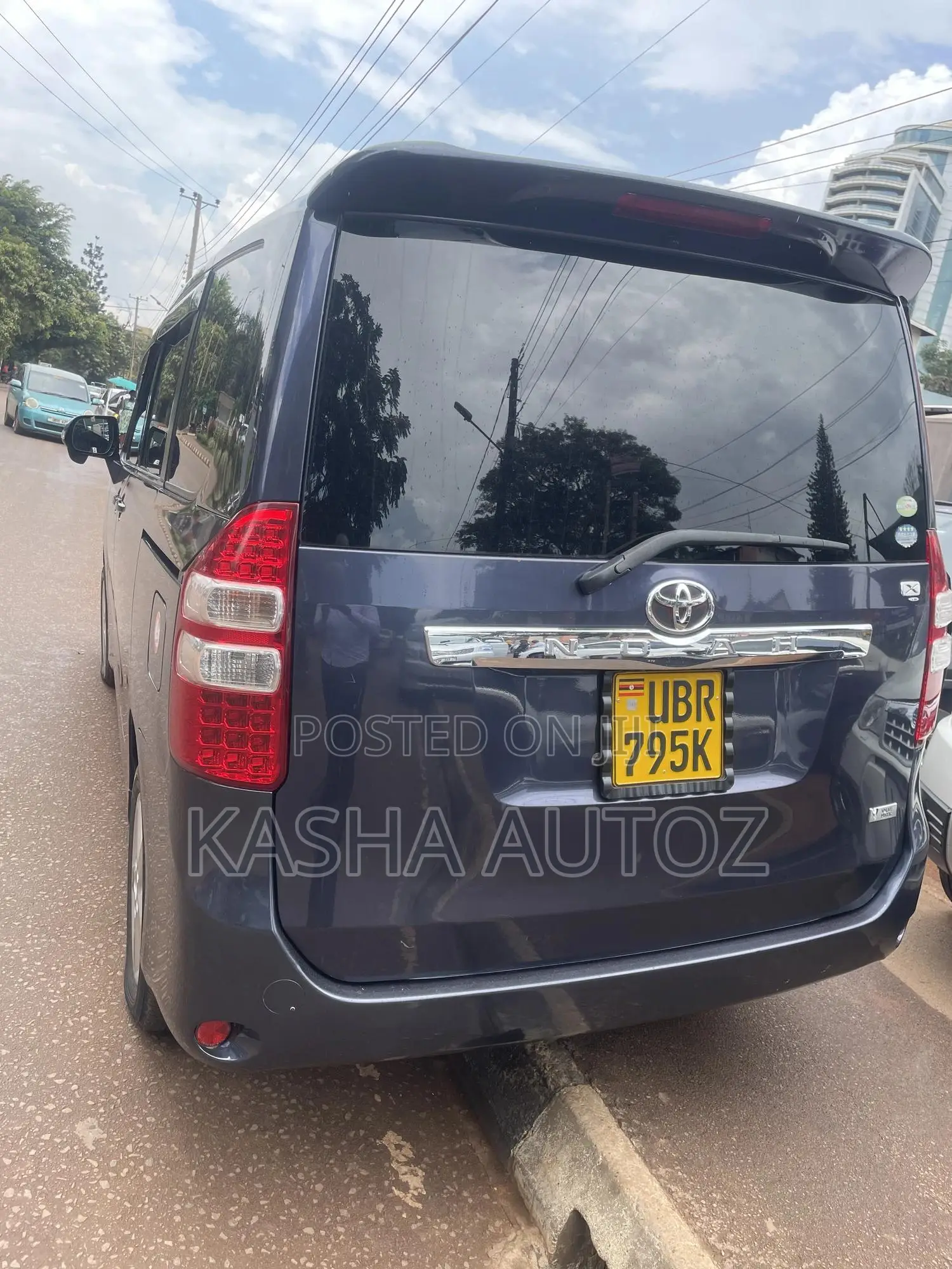 Toyota Noah 2011 Blue