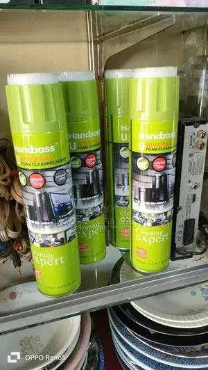 Handboss Universal Foam Cleaning Agent.