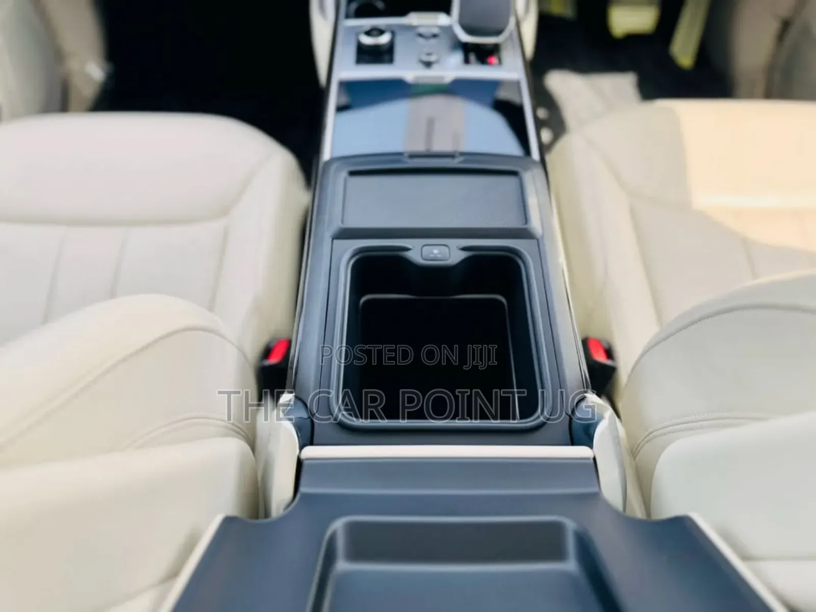 Land Rover Range Rover Vogue 2023 Gold