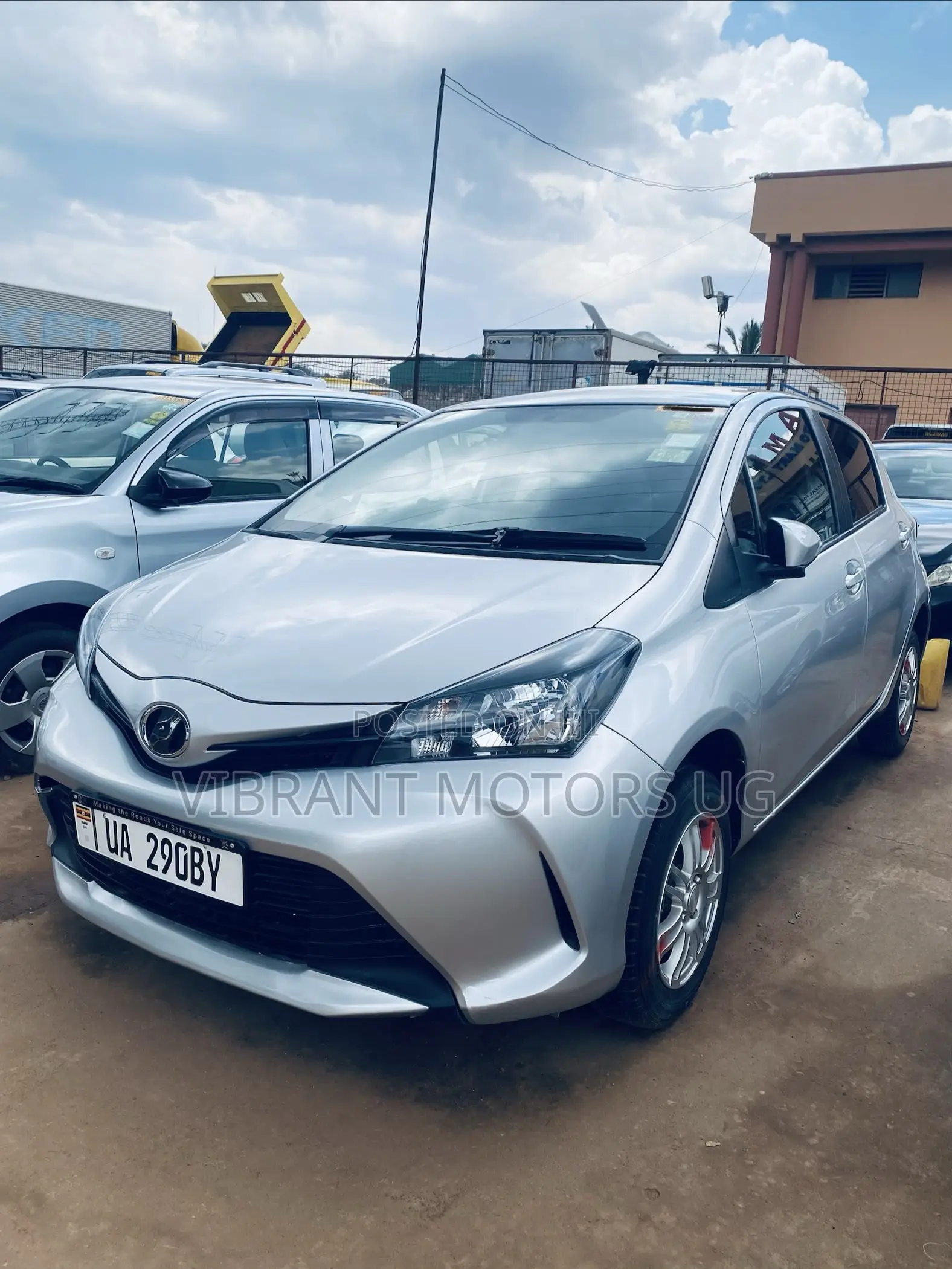 Toyota Vitz 2015 Silver