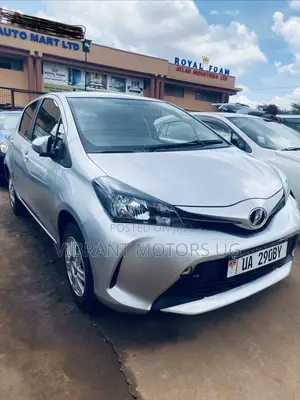 Toyota Vitz 2015 Silver