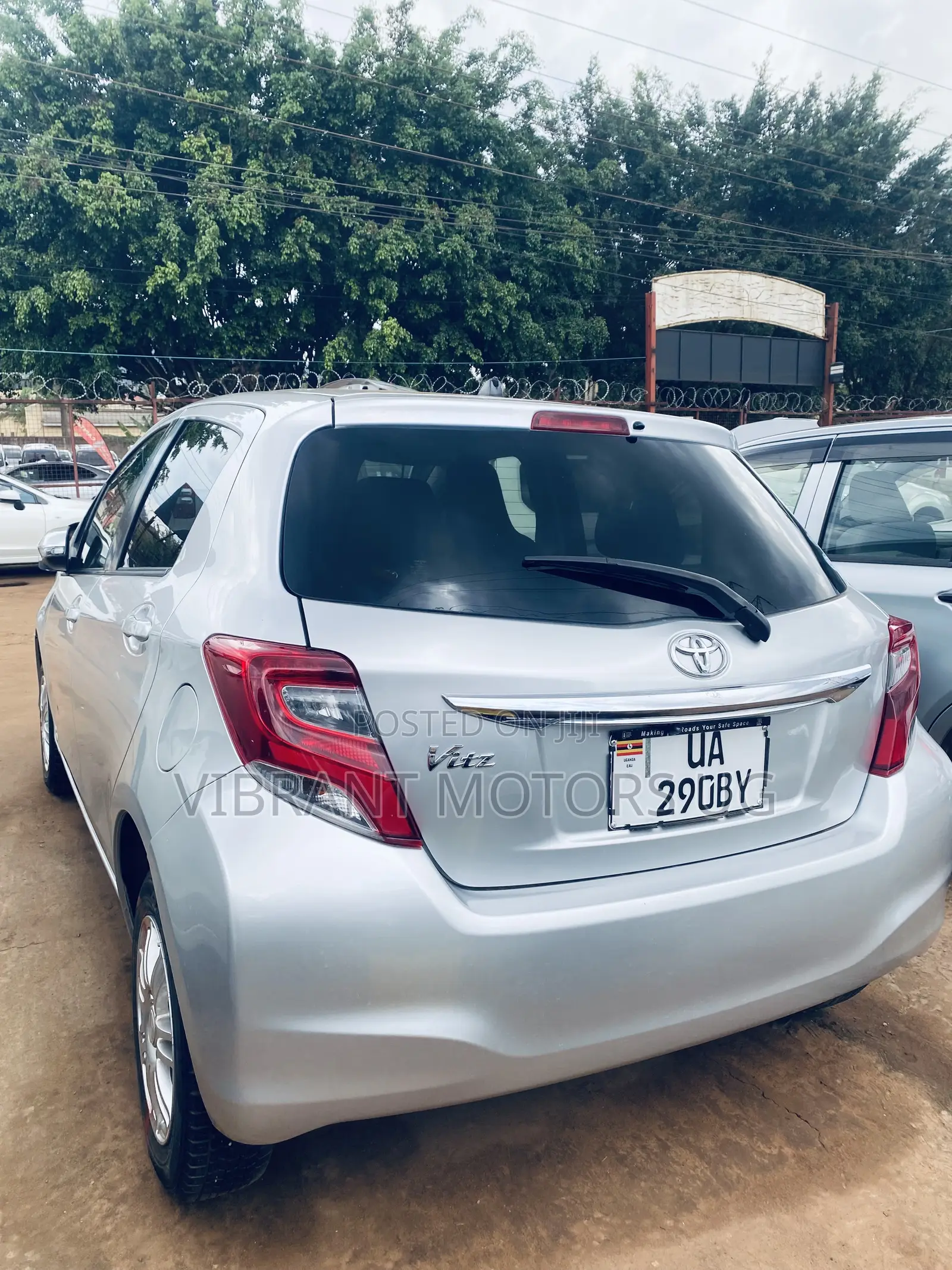 Toyota Vitz 2015 Silver