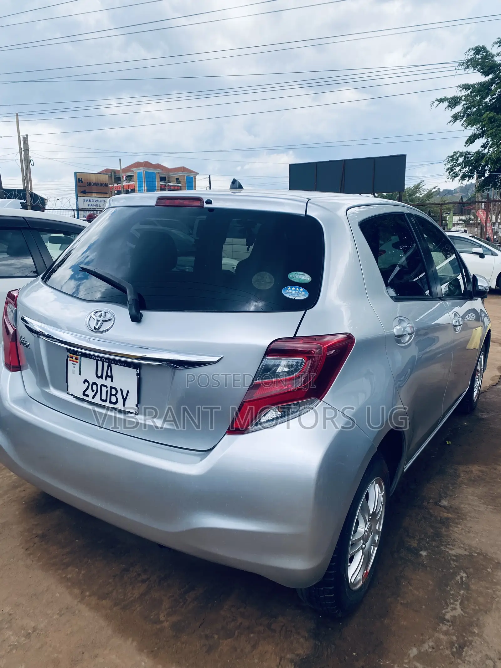 Toyota Vitz 2015 Silver