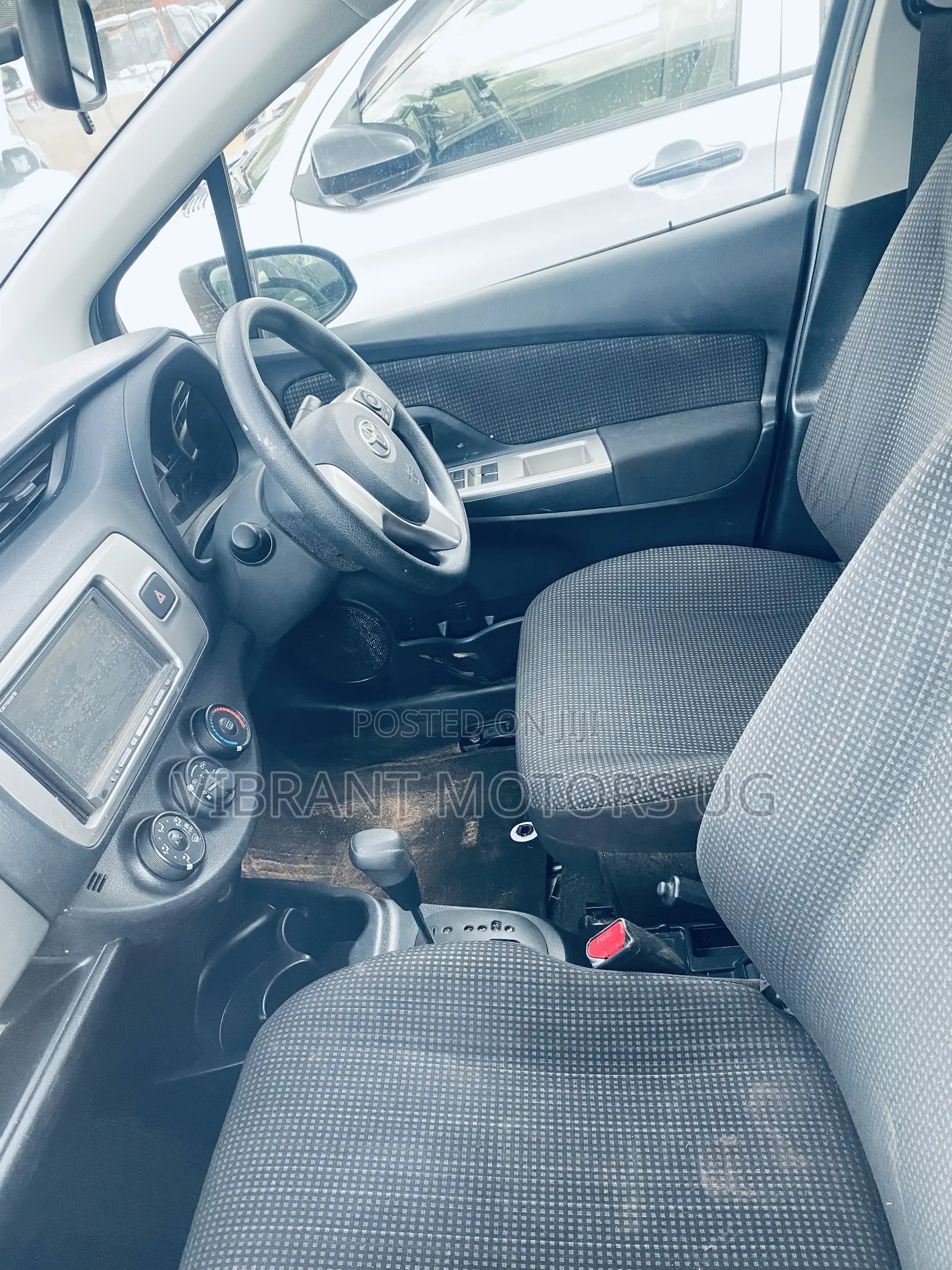 Toyota Vitz 2015 Silver