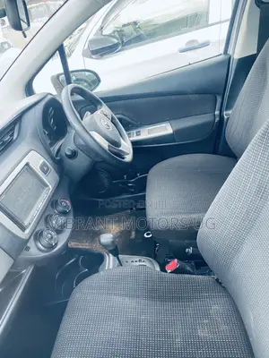 Toyota Vitz 2015 Silver