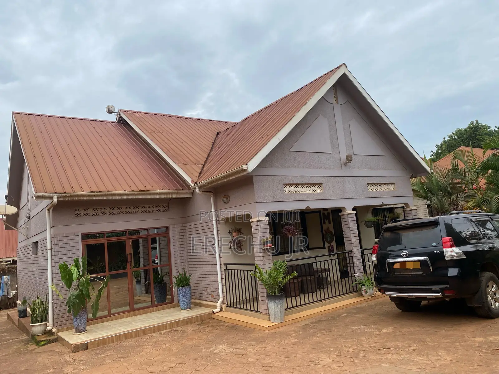 4bdrm Bungalow in Semambo Rd, Kira for sale
