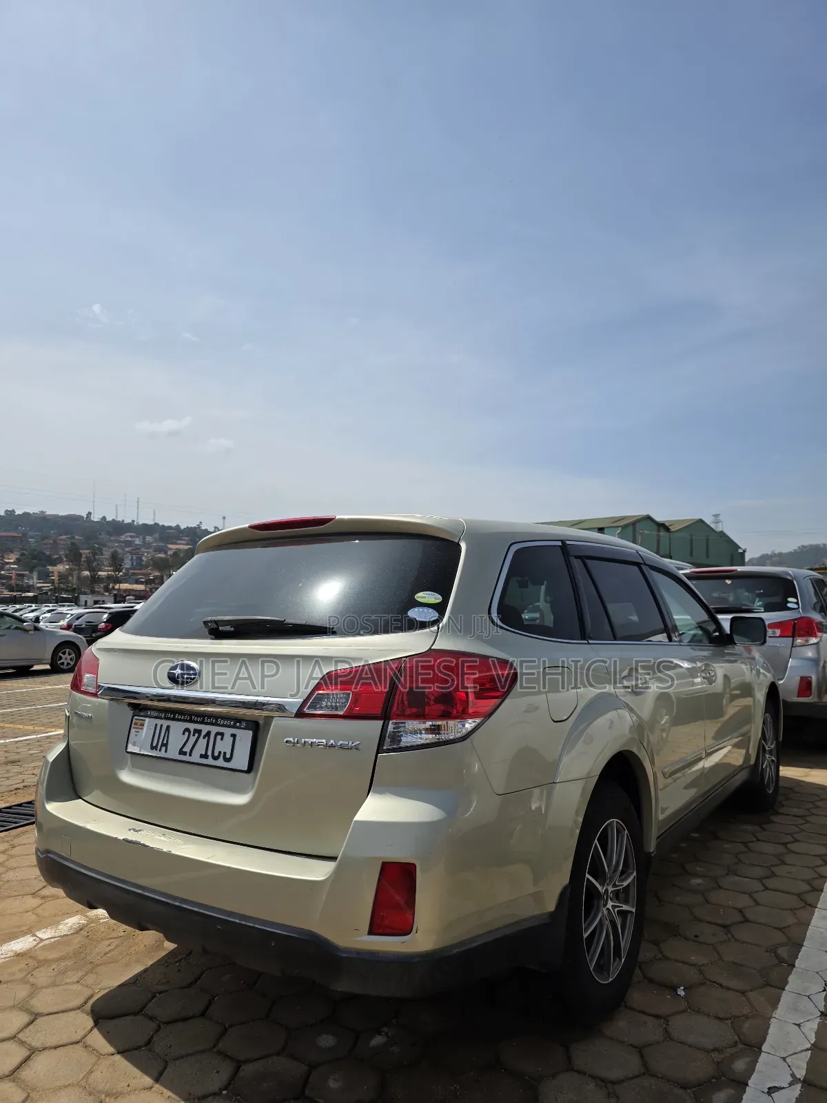 Subaru Outback 2.5i Limited 2011 Gold