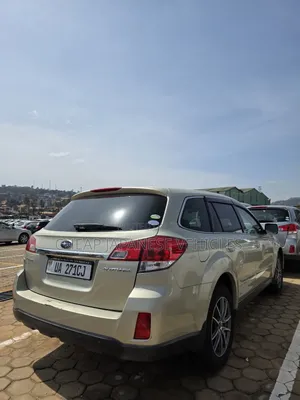 Subaru Outback 2.5i Limited 2011 Gold