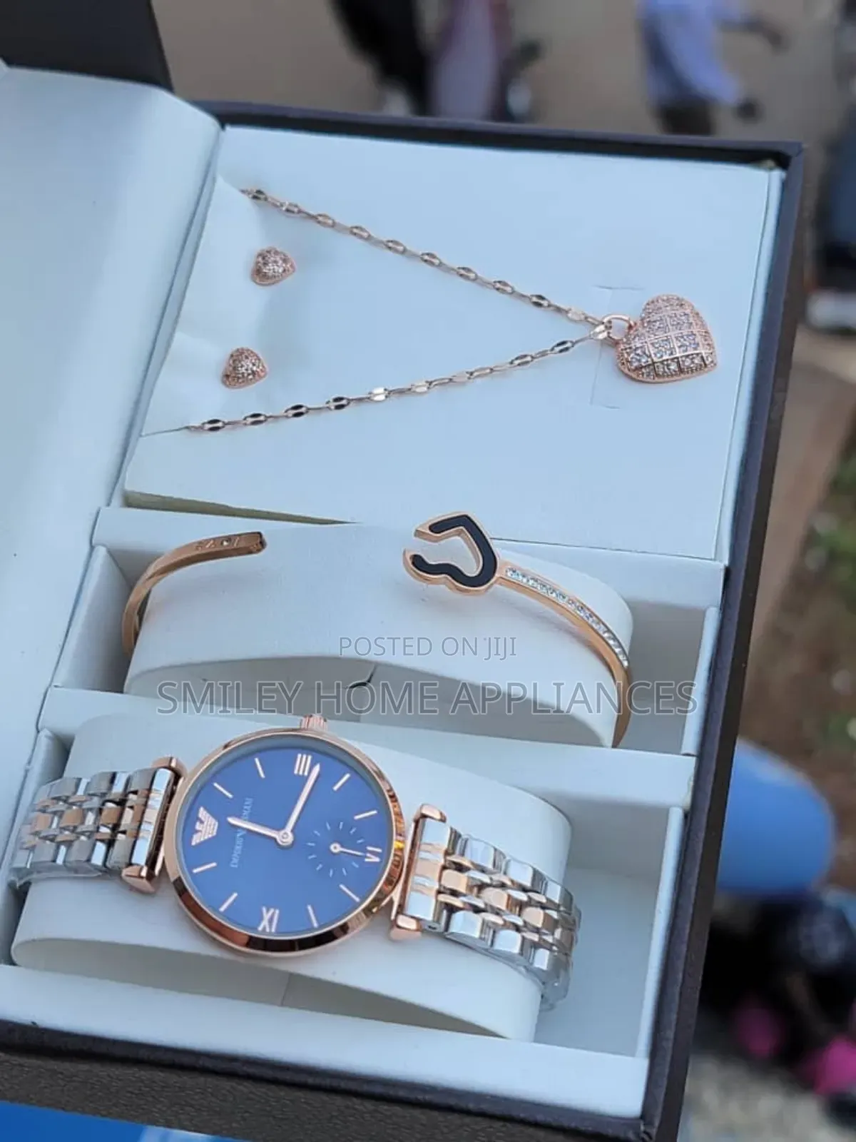 Empori Armani Classy Women's Wrist Stylish Analog Gift Box