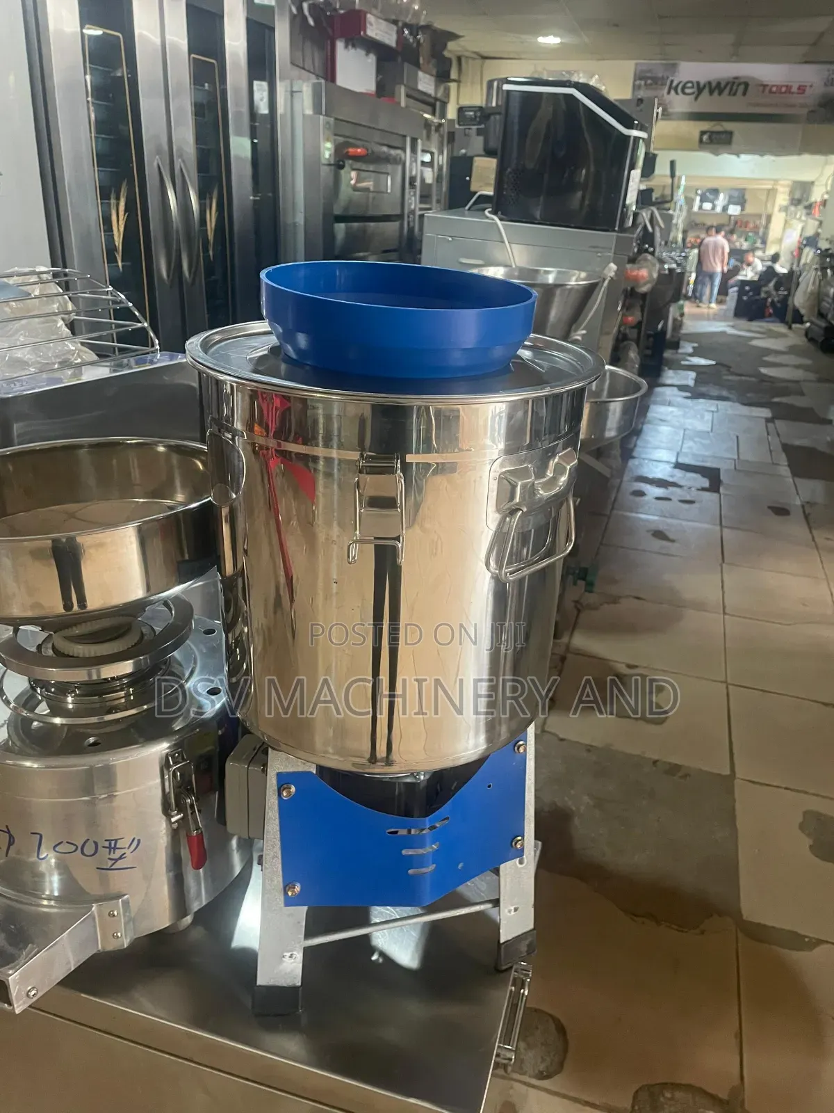 Shredder Machine. Vegetable Cutting Machine for Poultry, Animals Elect