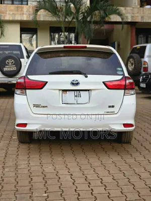 Toyota Corolla Fielder 1.5 Hybrid FWD 2015 White