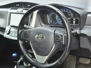 Toyota Corolla Fielder 1.5 Hybrid FWD 2015 White