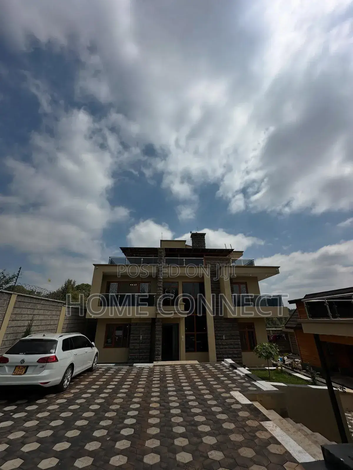 5bdrm Duplex in Munyonyo, Central Division for sale