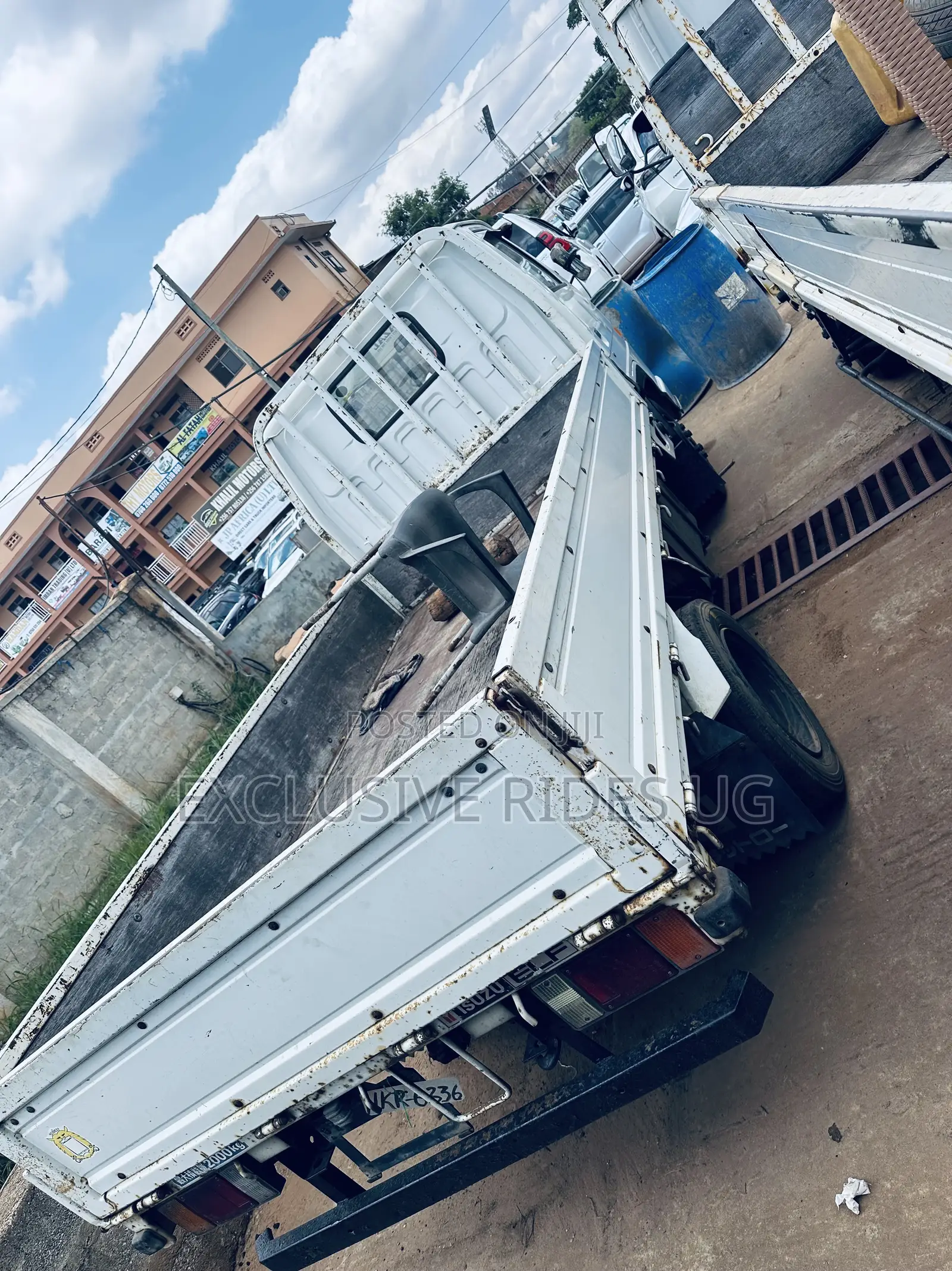 Mitishubishi Isuzu Elf