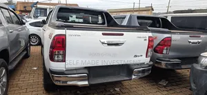 Toyota Hilux 2021 White