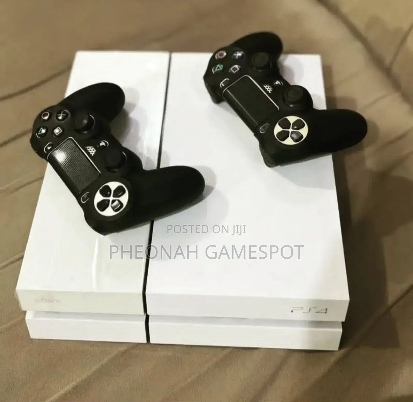 Playstation 4 Standard ( Ps4 Fat), 13 Games and 2 Controllers. Chipped