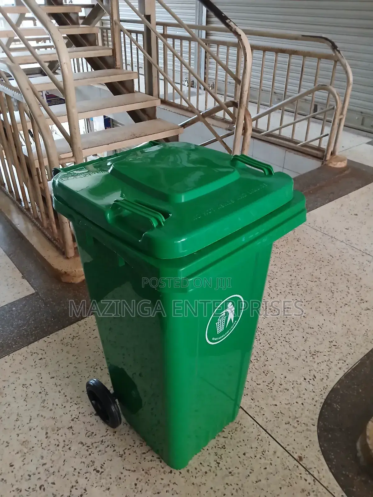 100litres Plastic Outdoor Waste Bin or Dustbin With Wheels