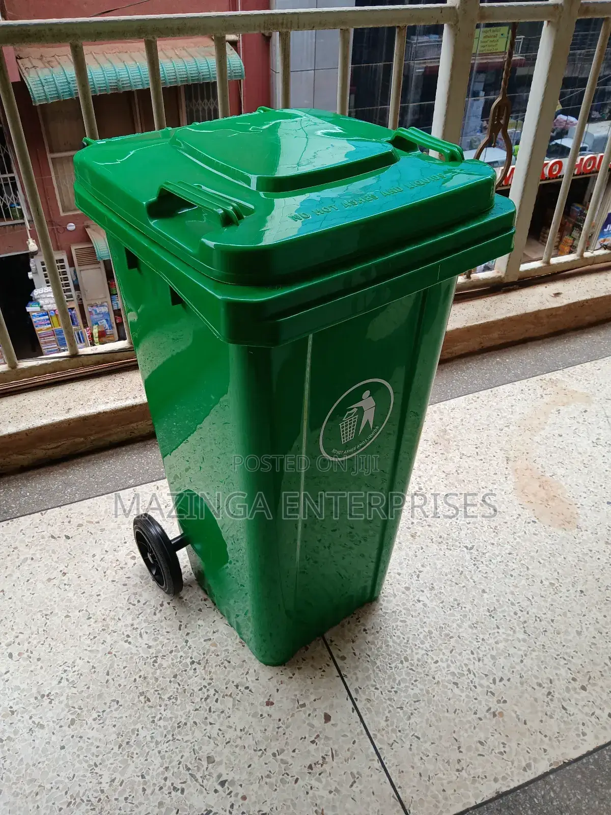 120litres Plastic Outdoor Dustbin or Waste Bin With Wheels