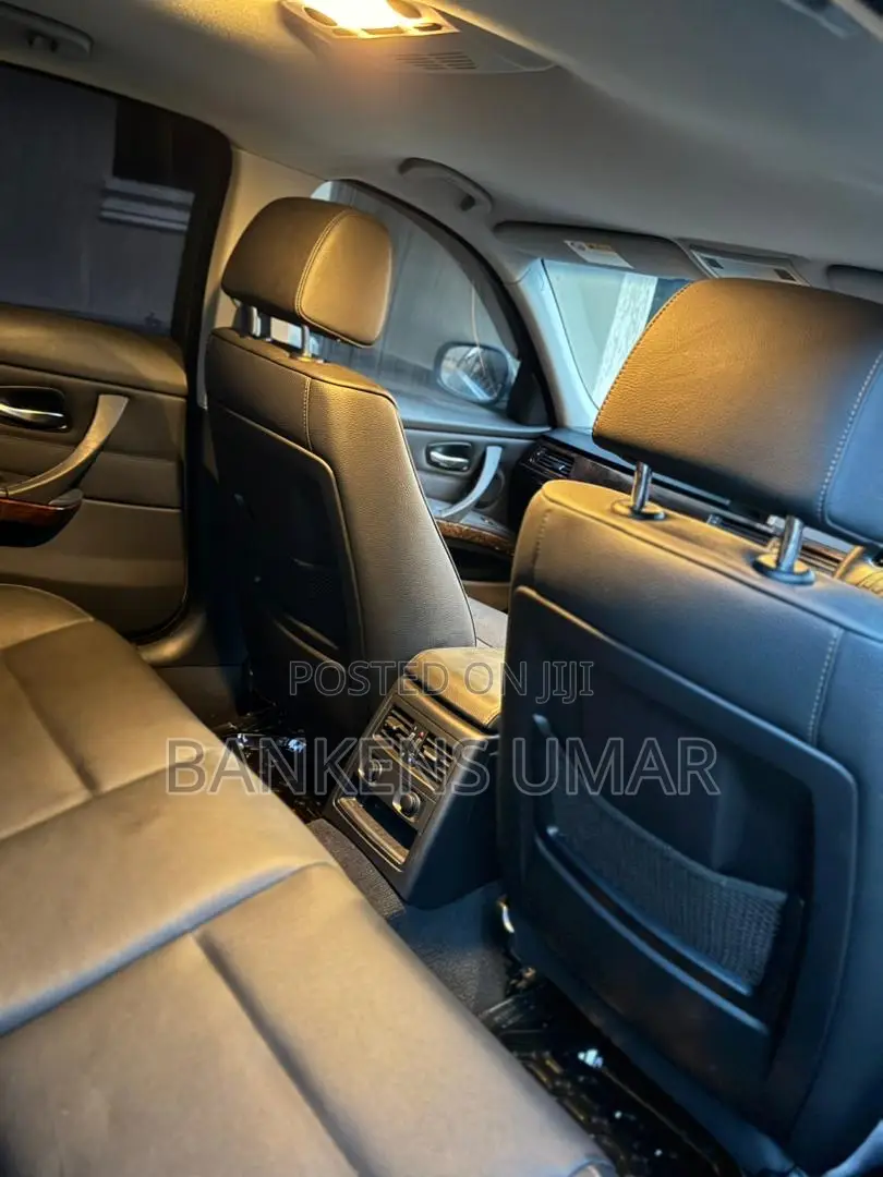 BMW 320i Sedan RWD 2010 Silver