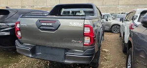 Toyota Hilux 2025 Green