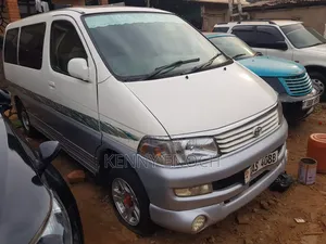 Toyota Regius 2000 White