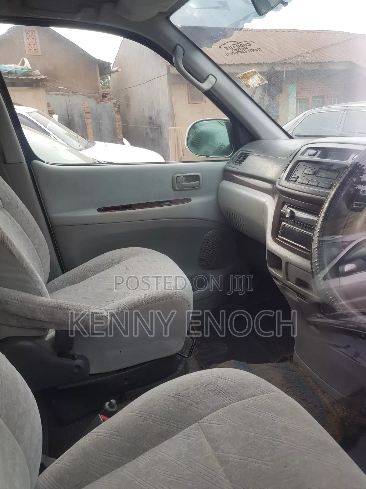Toyota Regius 2000 White