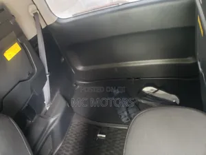 Toyota Noah 2.0 143hp AWD (7 Seater) 2012 White