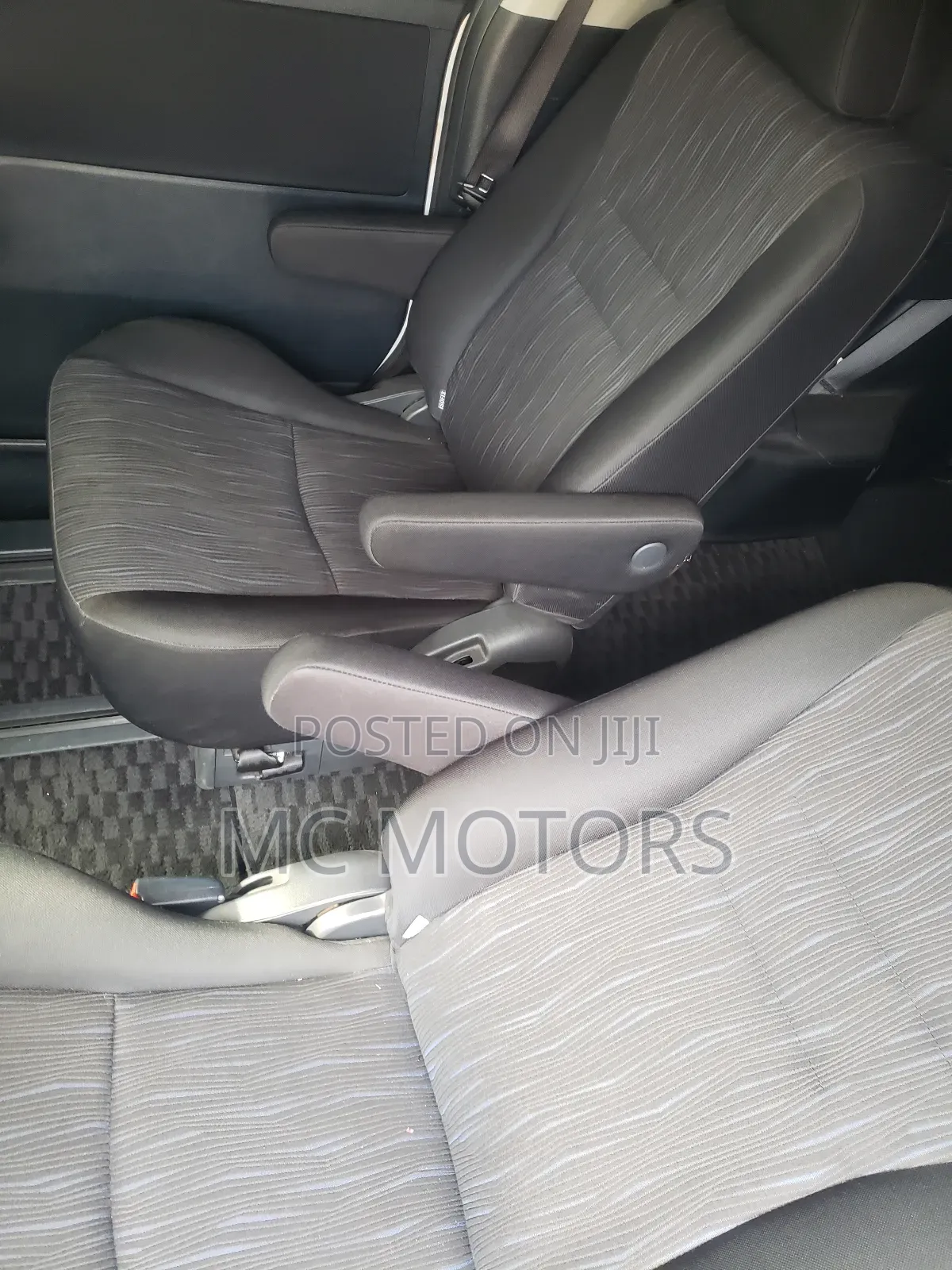 Toyota Noah 2.0 143hp AWD (7 Seater) 2012 White