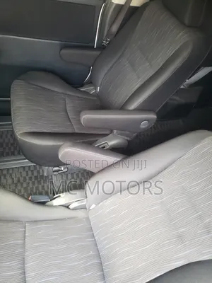 Toyota Noah 2.0 143hp AWD (7 Seater) 2012 White