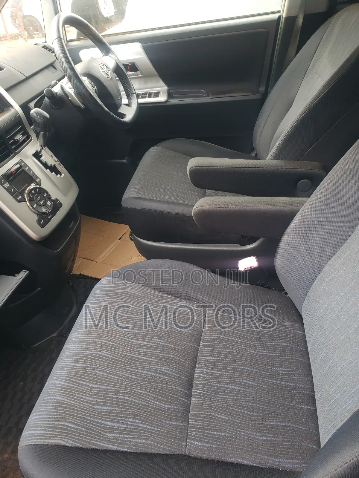 Toyota Noah 2.0 143hp AWD (7 Seater) 2012 White