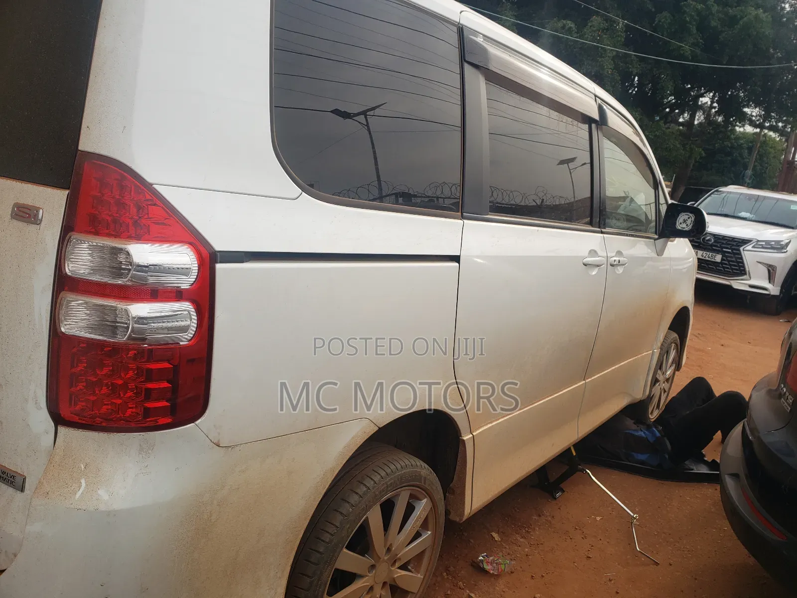 Toyota Noah 2.0 143hp AWD (7 Seater) 2012 White