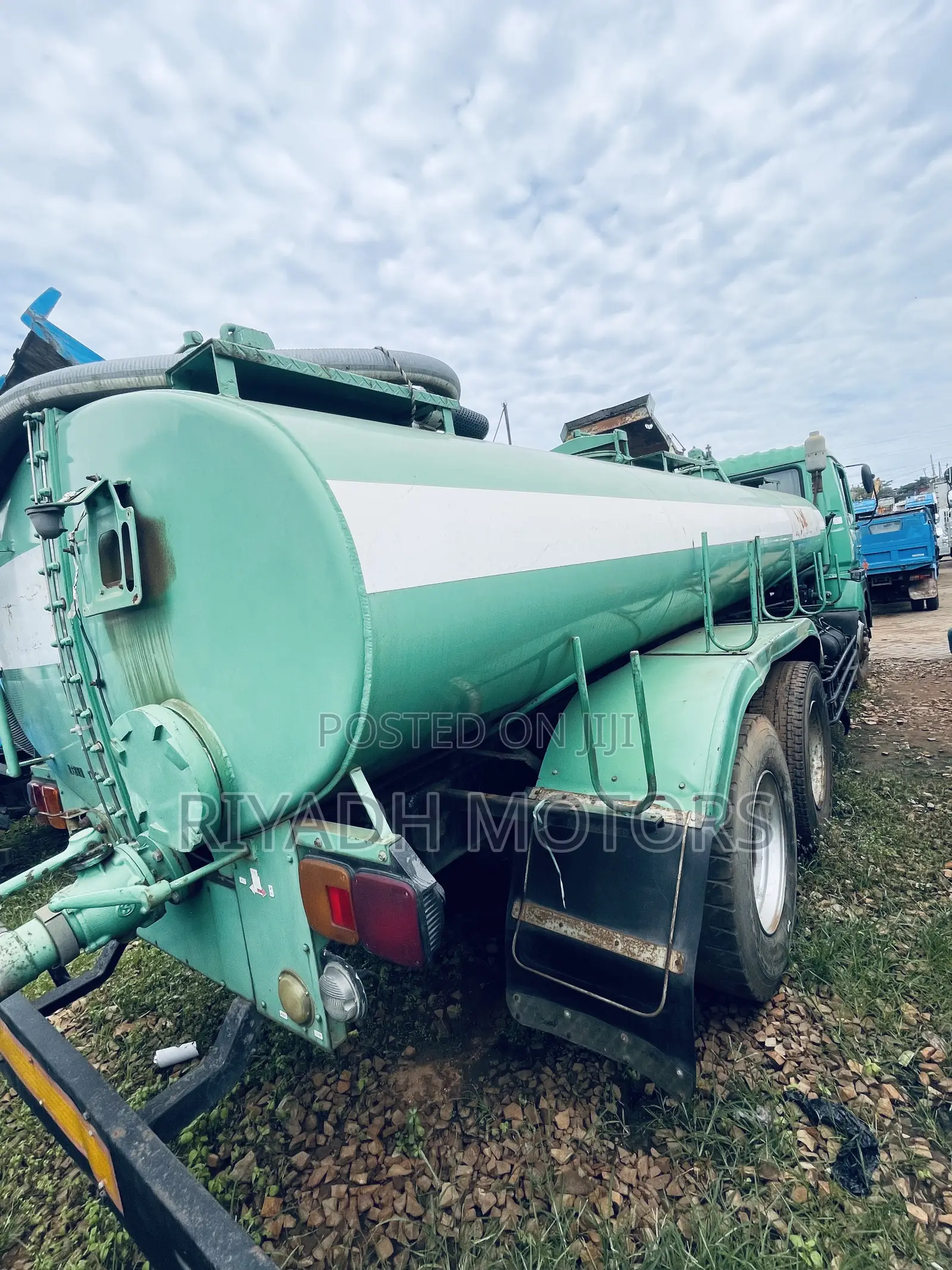Sewage Tank Hino 10 Tyres 1990 Green