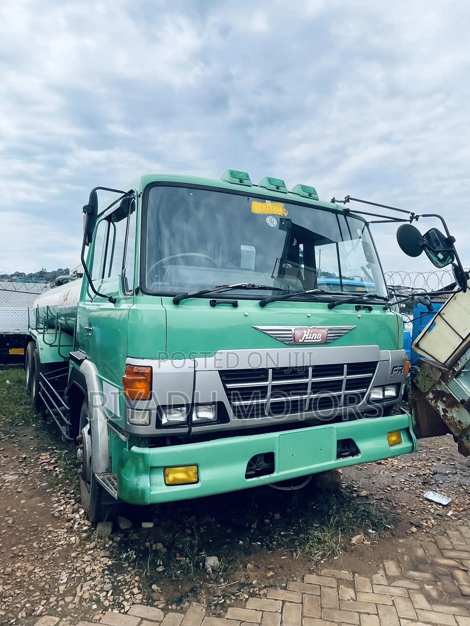 Sewage Tank Hino 10 Tyres 1990 Green