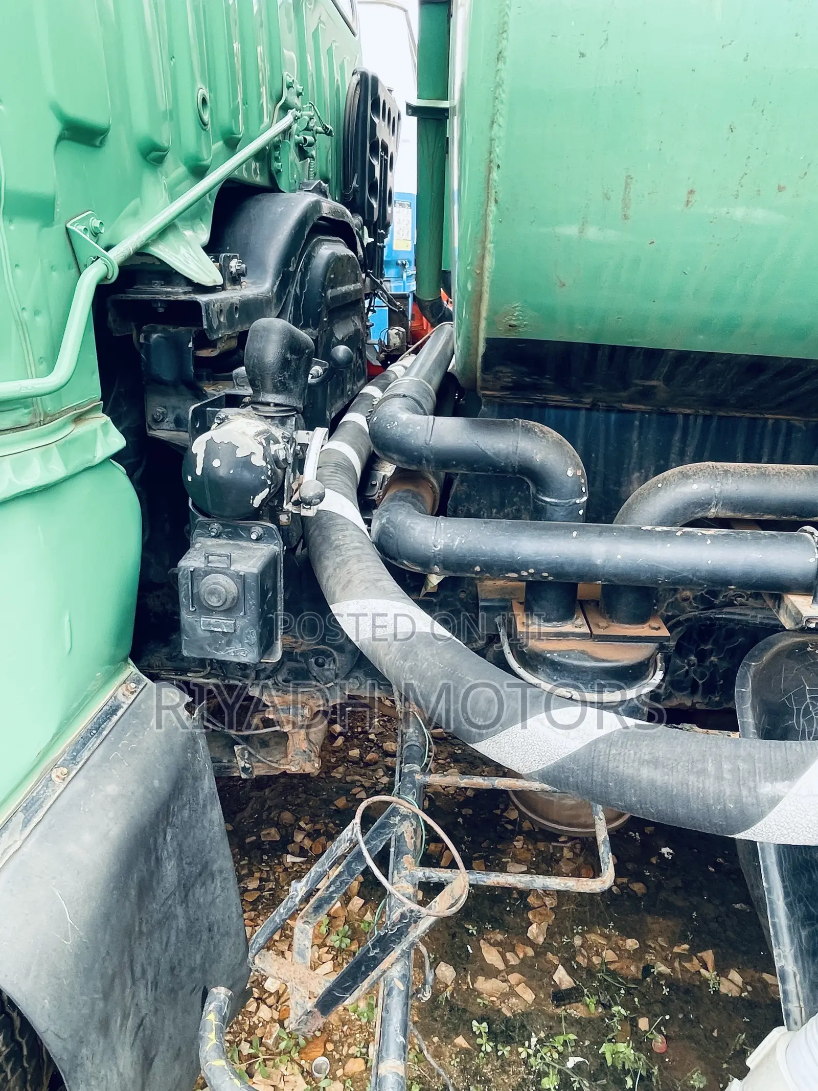 Sewage Tank Hino 10 Tyres 1990 Green