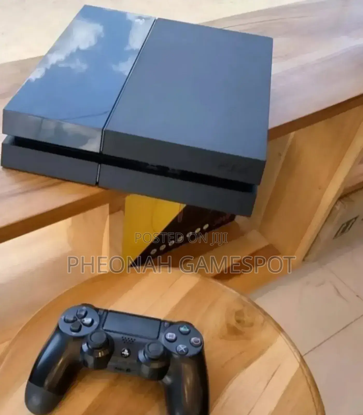 Chipped. Chipped Sony Playstation 4 Standard (Ps4) 13 Games, 2 Pads