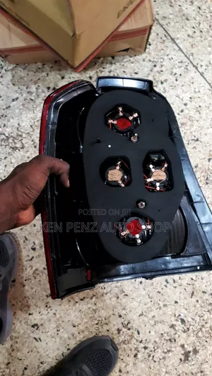 Toyota Kluger Taillamp ( Without Sockets)