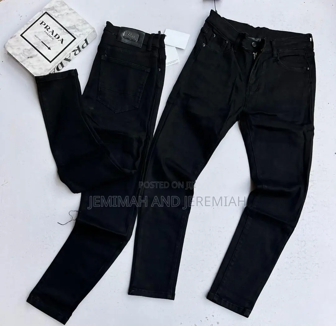 Men's Plain Jeans With a Flash Design