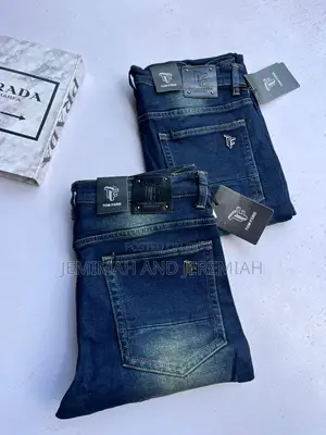 Men's Plain Jeans With a Flash Design