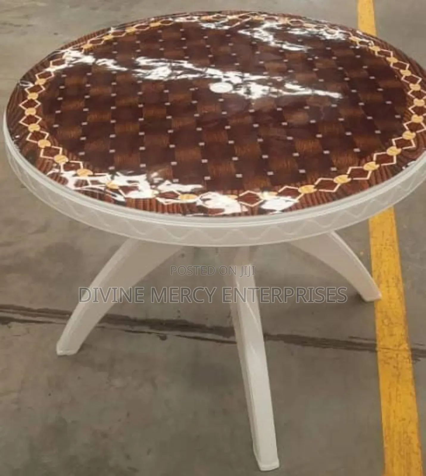 Round Table Angula Leg Printed