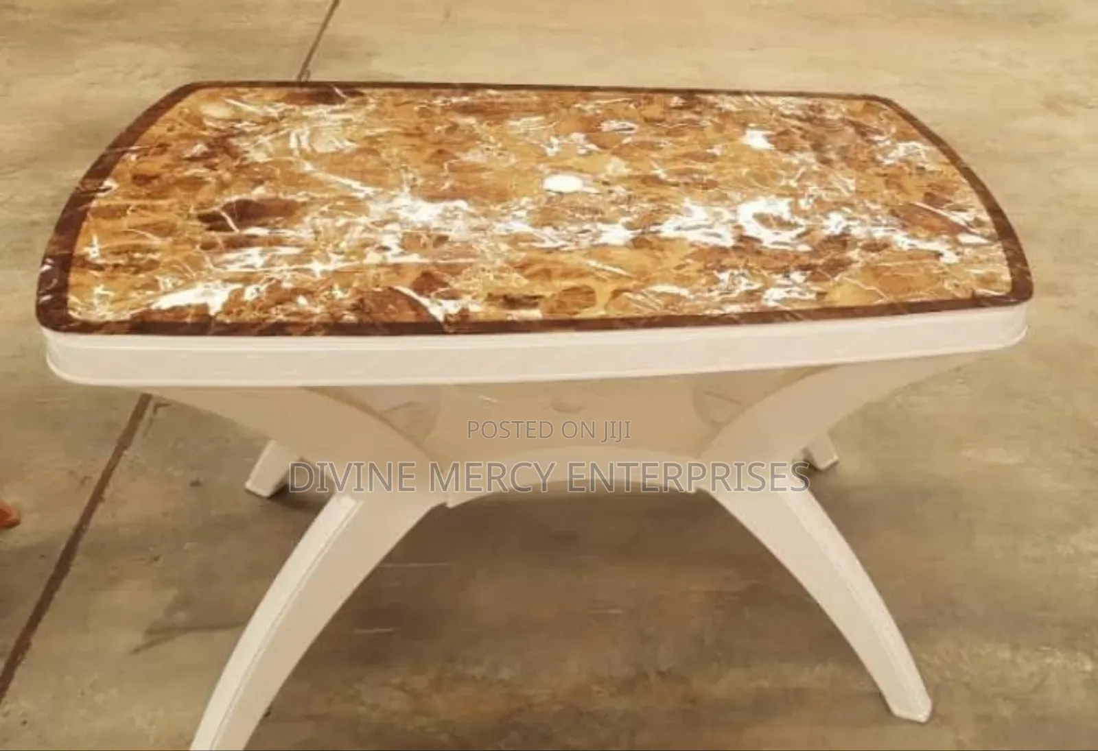 Rectangula Printed Angula Leg Table